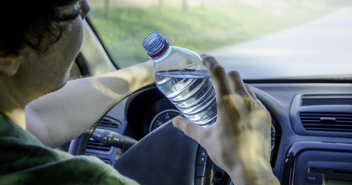 La DGT zanja la polémica: esta es la multa que te puede caer por beber agua mientras conduces