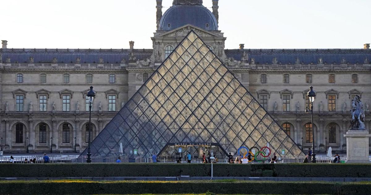 El Louvre, cerrado por el robo de los tesoros de Napoleón