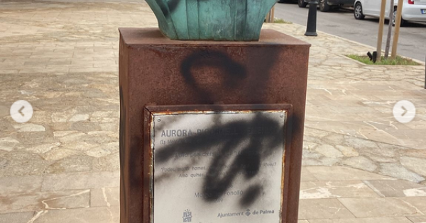 El busto de Aurora Picornell vuelve a ser vandalizado: esta vez con esvásticas y 'vivas' a Hitler