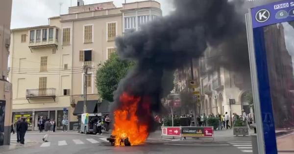 Espectacular incendio de una motocicleta en pleno centro de Palma