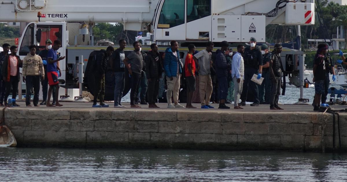 Rescatan a 25 inmigrantes en una patera al sureste de Cabrera