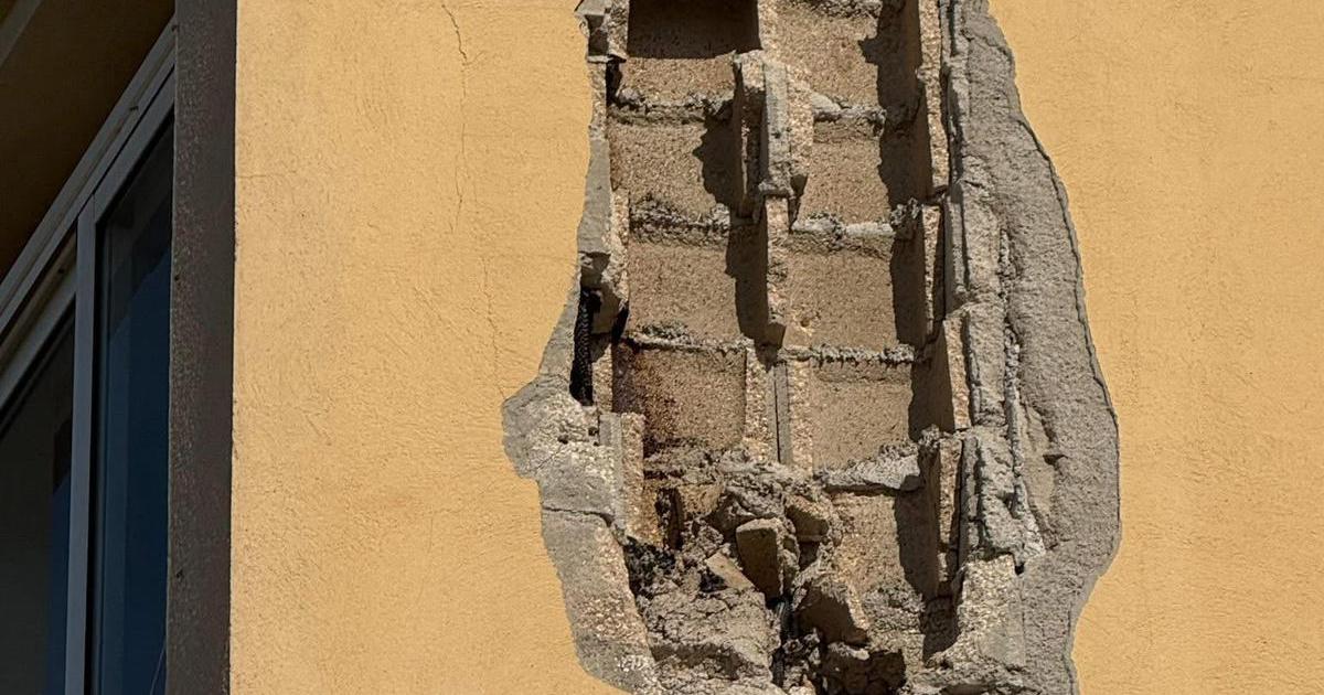 Un vecino provoca una pequeña explosión en la fachada de un edificio del Port d'Alcúdia al intentar destruir un nido de avispas