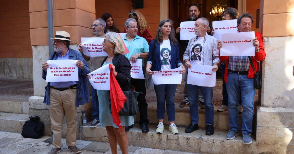 Concentración ante el Parlament: «Nos están intentado imponer el relato franquista»
