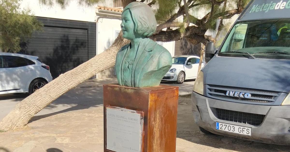 Emaya elimina las esvásticas y los vivas a Hitler de la estatua de Aurora Picornell