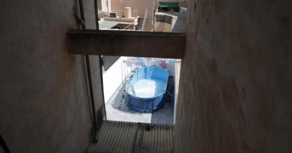 El dueño de la casa de los okupas de la piscina: «Me pidió por favor si podía quedarse en el piso»