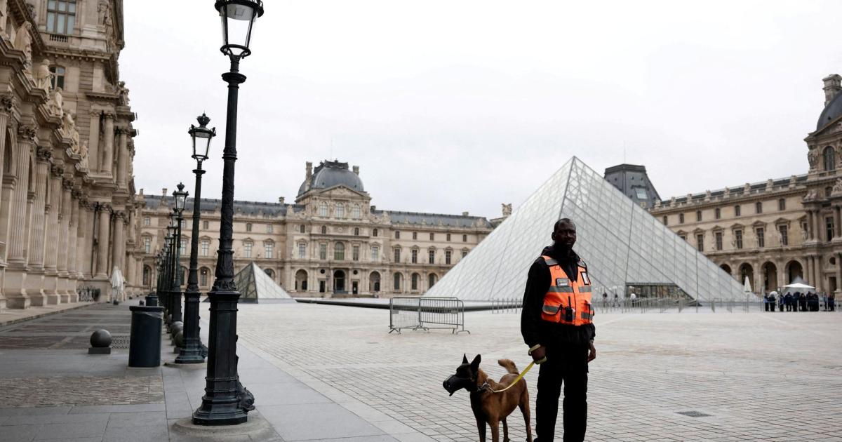 Reabre al público el Louvre, con restricciones, tras el robo de joyas del domingo