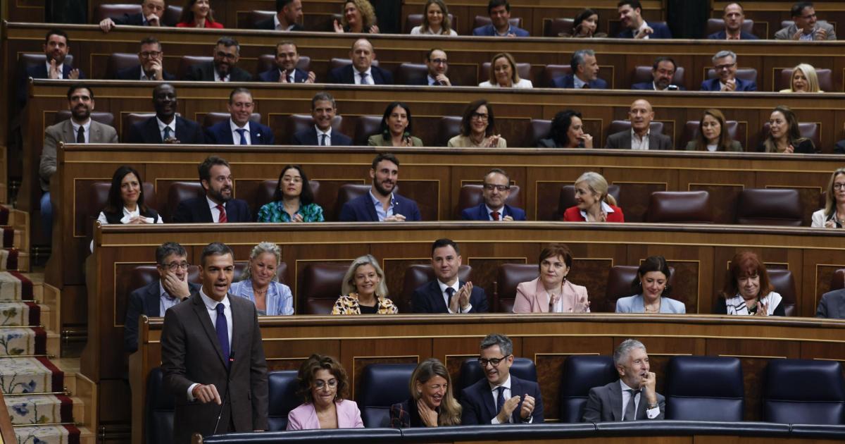Sánchez anuncia la inminente publicación de símbolos franquistas para su retirada