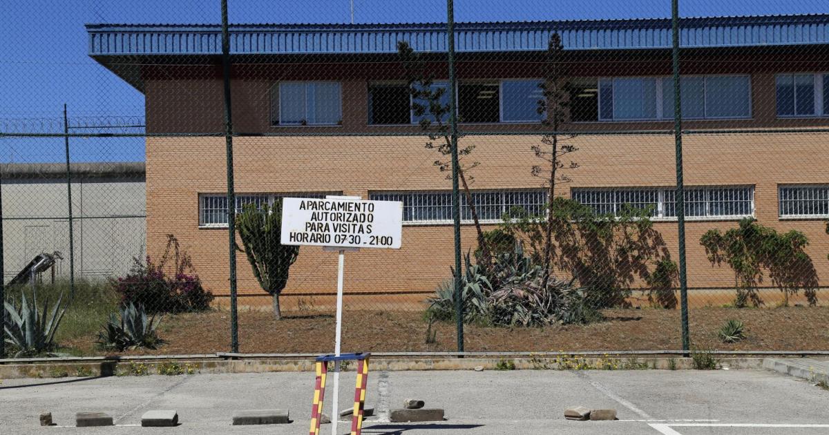 팔마 교도소 주차장의 카메라는 무면허 운전자가 운전하는 모습을 녹화합니다.