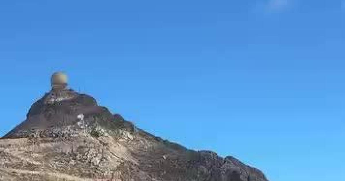 El temporal arranca parte del tejado de las antenas del Puig Major