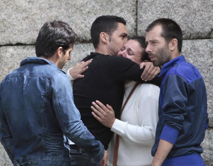 LOS FAMILIARFES DE LAS VICTIMAS SE ACERCAN A LA MORGUE PROVISIONAL