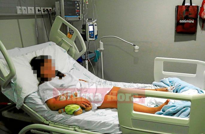 Una niña de 8 años es hospitalizada tras ser agredida en un colegio.