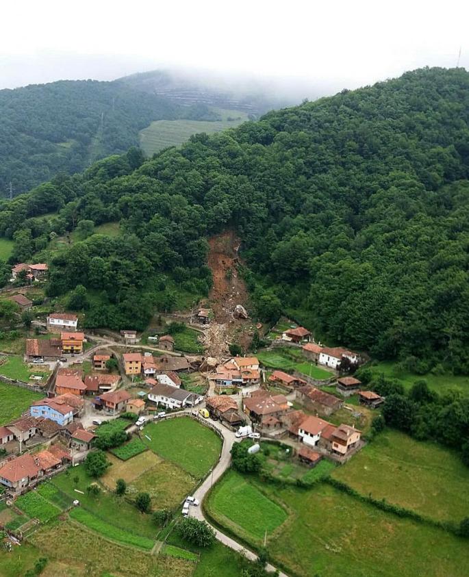 Un desprendimiento obliga a desalojar una pequeña localidad de Lena
