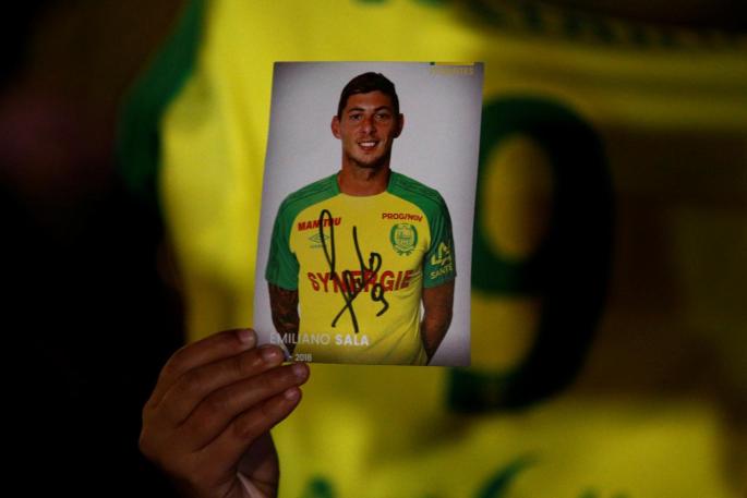 Un aficionado mostrando una foto de Emiliano Sala