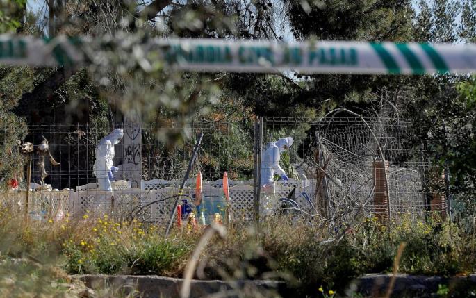 Agentes de la Policía Científica de la Guardia Civil investigan la muerte de los dos niños