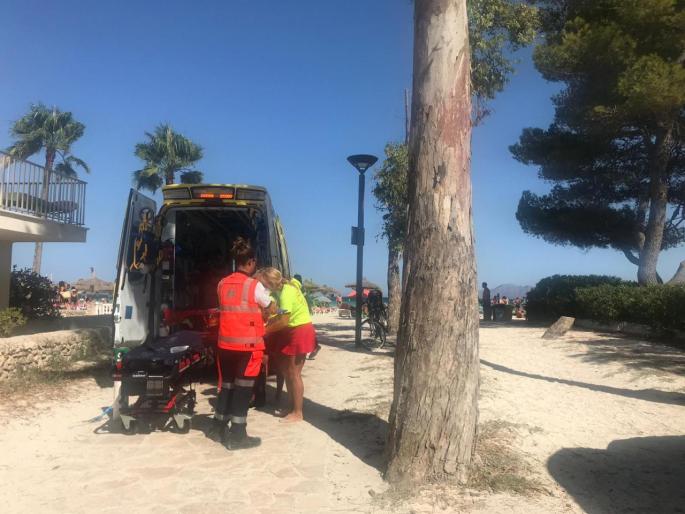 Rescatan a una bañista de 84 años inconsciente en la playa de Alcúdia