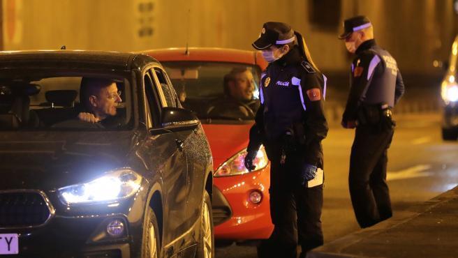 Estado de alarma: Ocho personas en un coche, sin ITV, rueda pinchada y sin faros