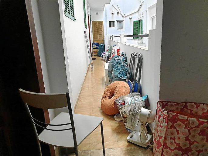 Varios vecinos de la calle Balmes evitan la entrada de unos okupas en su edificio
