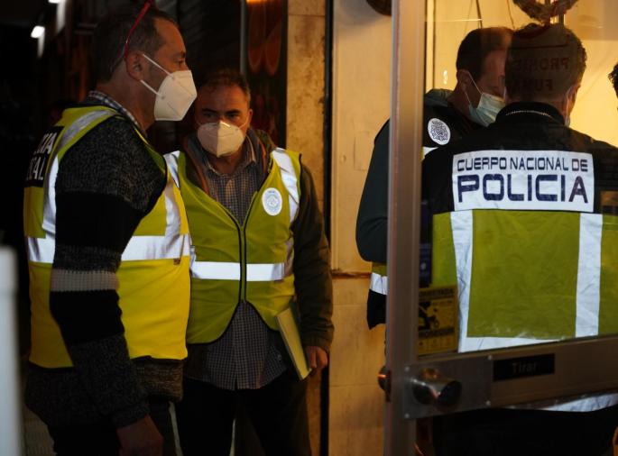 Policía Nacional y Policía Local, durante una intervención.