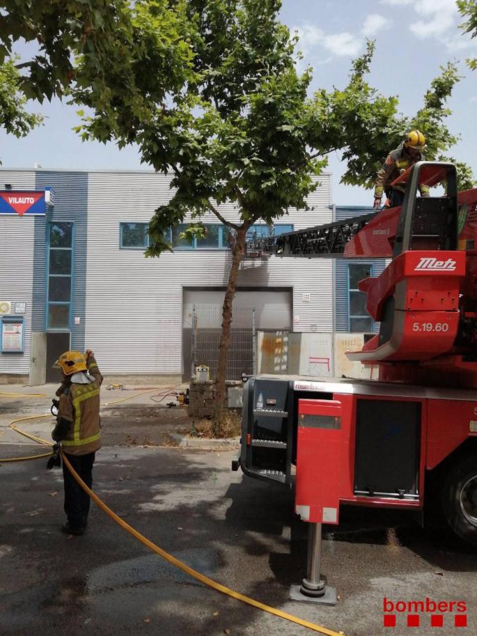 Muere un bombero y tres más resultan heridos en un incendio en Vilanova