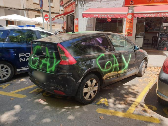 Una mujer denuncia ante la policía que el coche de su hijo amaneció con pintadas homófobas