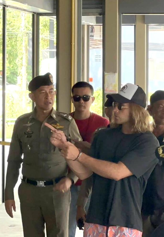 Daniel Jeronimo Sancho Bronchalo es escoltado por policías tailandeses durante una recreación del crimen en un escena en la isla de Koh Phangan, al sur de Tailandia