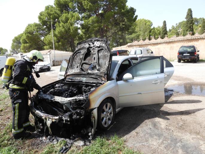 Un coche se incendia en el aparcamiento del cementerio de Andratx