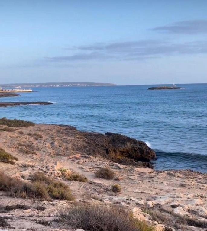 Encuentran un fardo de hachís en la playa de Es Carnatge