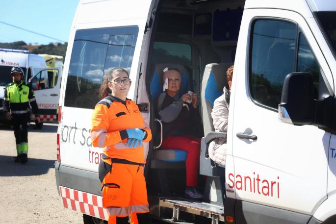 Una mujer herida en el accidente del autocar, en el interior de una ambulancia.