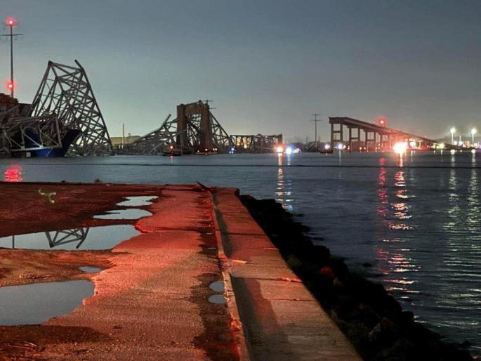 Se desploma un puente en Baltimore debido al choque de un carguero