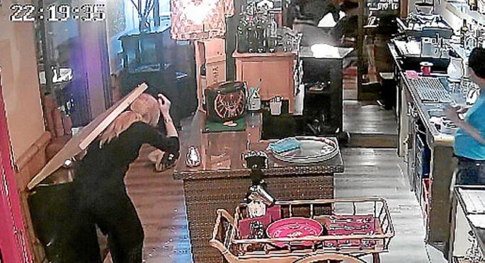 Una trabajadora del local de la extorsión pide la baja y se despide por miedo