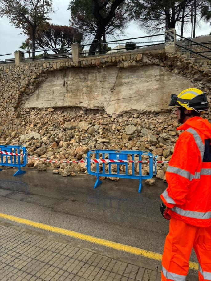 Las fuertes lluvias provocan el derrumbe de parte de un muro de contención en Illetes
