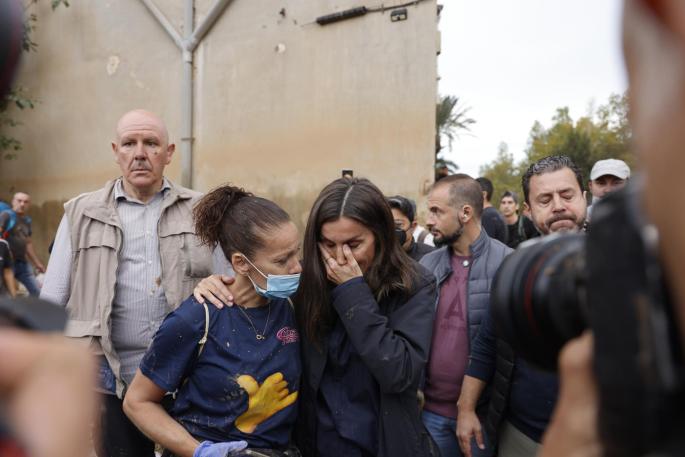 Insultos y lanzamiento de barro a la comitiva de los reyes al llegar al centro de Paiporta