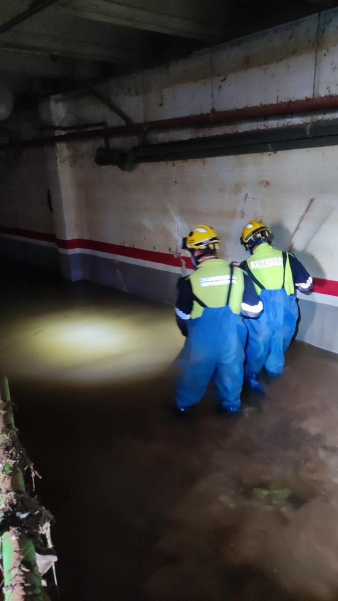 Bomberos de Baleares buscan garaje a garaje personas desaparecidas por la DANA en Valencia.