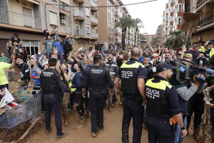 Las Fuerzas de Seguridad tuvieron que proteger a las autoridades el domingo en Paiporta