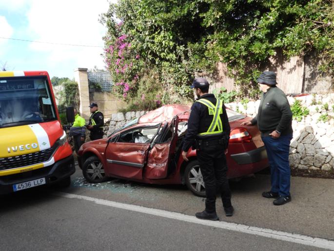Una conductora empotra su coche contra un muro para evitar chocar contra un camión en Andratx