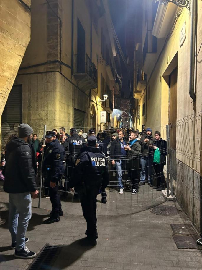 Herido un policía local tras recibir un botellazo en la cabeza durante la Revetla