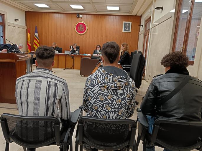 Vuelven a aplazar el juicio contra tres jóvenes por una agresión sexual en manada en Palma