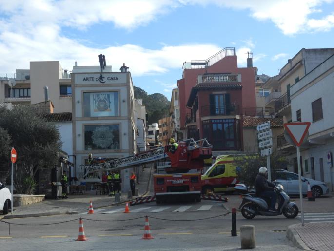 Los bomberos auxilian a una anciana con problemas en un piso en el Port d´Andratx