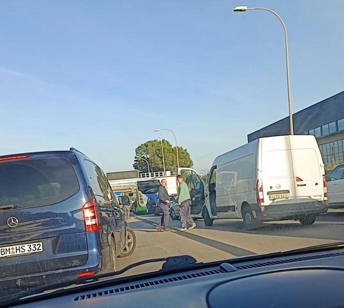 "Están dando la vuelta los coches en dirección prohibida"