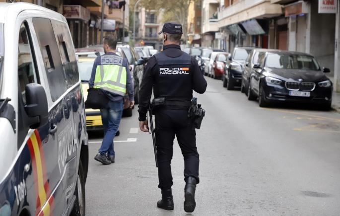 Un atraco sorprendente en Palma: un encapuchado armando se lleva 1,000 dolares y escapa entre la multitud