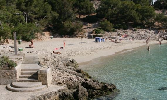 Herido un niño al precipitarse a unas rocas en una cala de Calvià