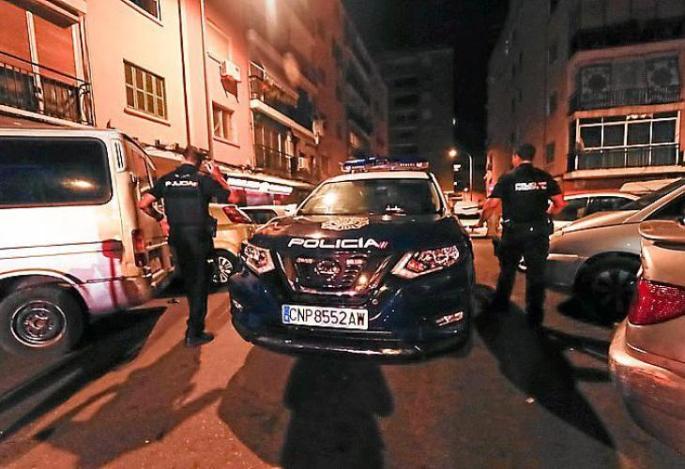 Dos jóvenes dan una paliza a un hombre para quitarle un billete de 20 euros que llevaba en la mano