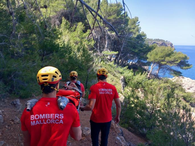 Los bomberos rescatan a un senderista herido en Deià
