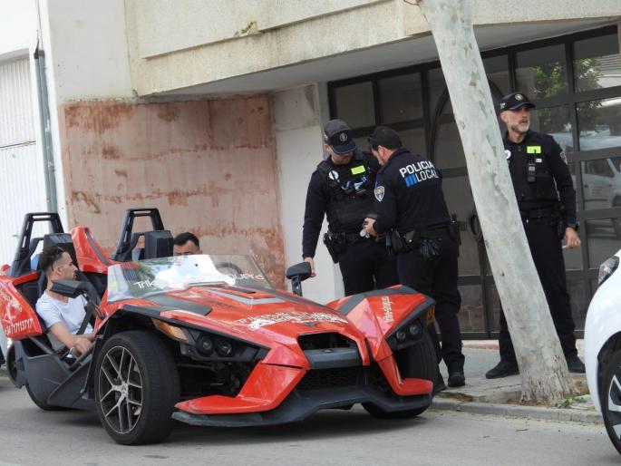 Multan al conductor de un 'roadster' por bajarse a orinar en Andratx