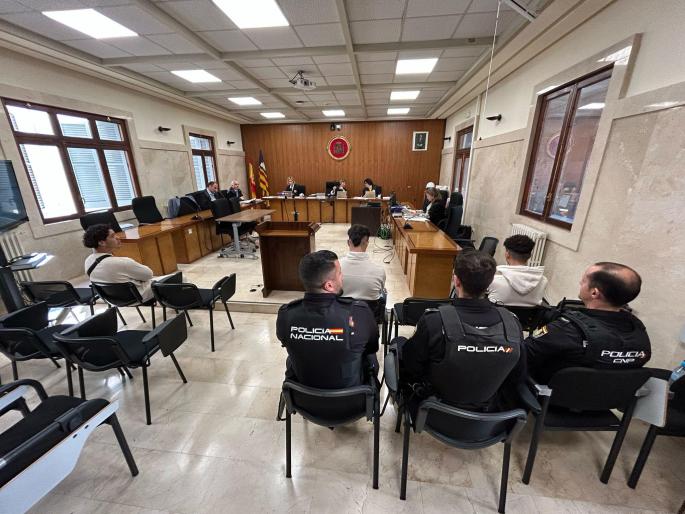 Tres condenados por agredir sexualmente en manada a una mujer y robarle en Palma