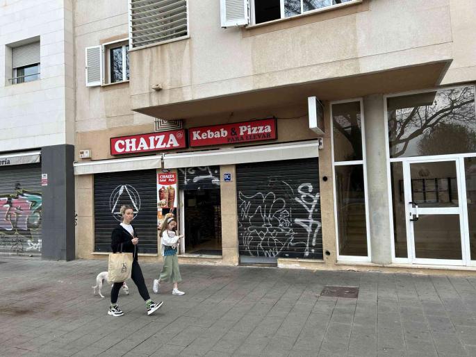 Un hombre sufre un corte profundo en el cuello tras una pelea.
