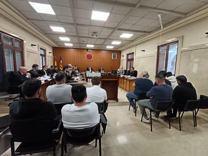 Otro acusado del macrojuicio de drogas confiesa: son ya 40 de los 50 encausados los que asumen condenas