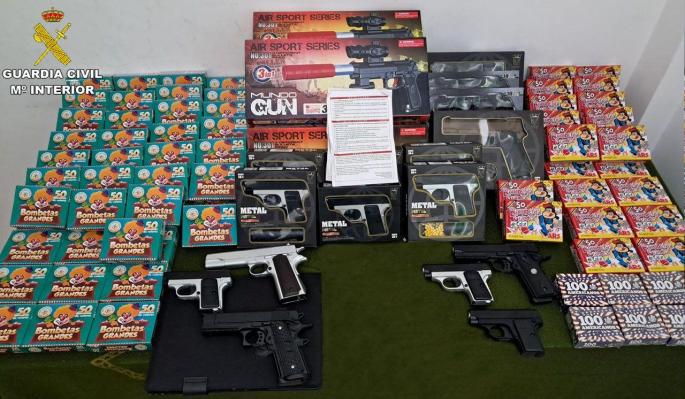 Intervienen 17 pistolas de airsoft y 4.800 petardos en la feria de Campos