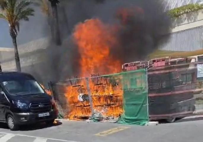 Alarma al incendiarse un minubús frente a la terminal de llegadas del aeropuerto de Palma