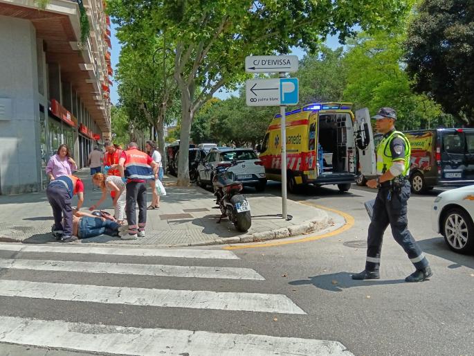 Herido un motorista tras ser arrollado por un coche en Paseo Mallorca